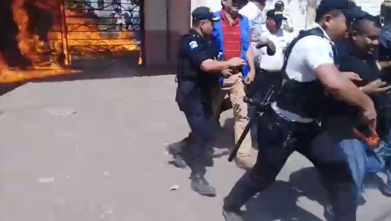 Video: así fue el desalojo de un terreno en El Aguacatillo, Puerto San José