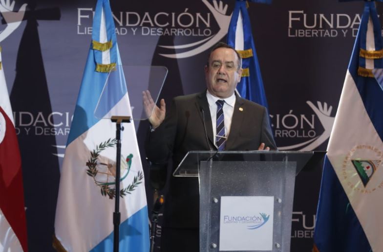 Órdenes de captura regionales y eliminar aduanas, es la propuesta de Giammattei