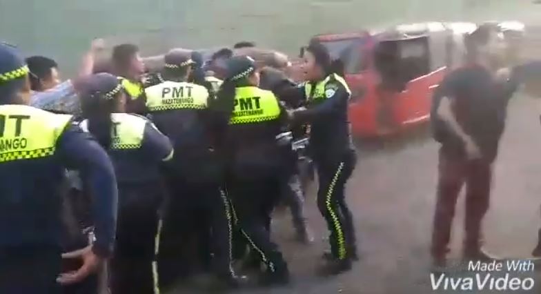 Video: agentes de la PMT de Mazatenango se enfrentan a pilotos de mototaxis por consignación de unidades