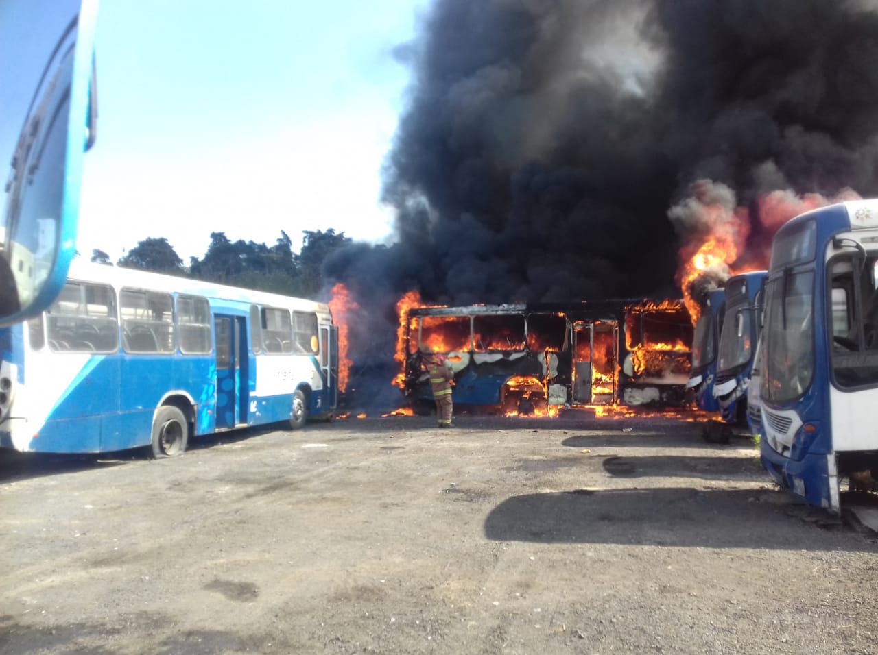 Varias unidades de Transurbano se incendian al final de la avenida Petapa