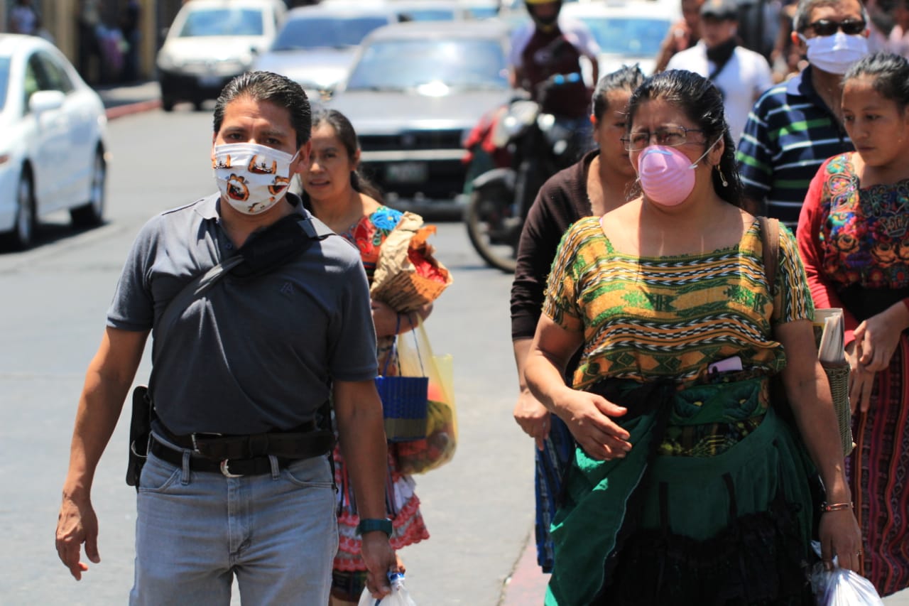 Los estudios no son concluyentes, pero la gente puede andar sin mascarilla si no cuenta con síntomas de covid-19 u otro mal respiratorio. (Foto: Byron García)