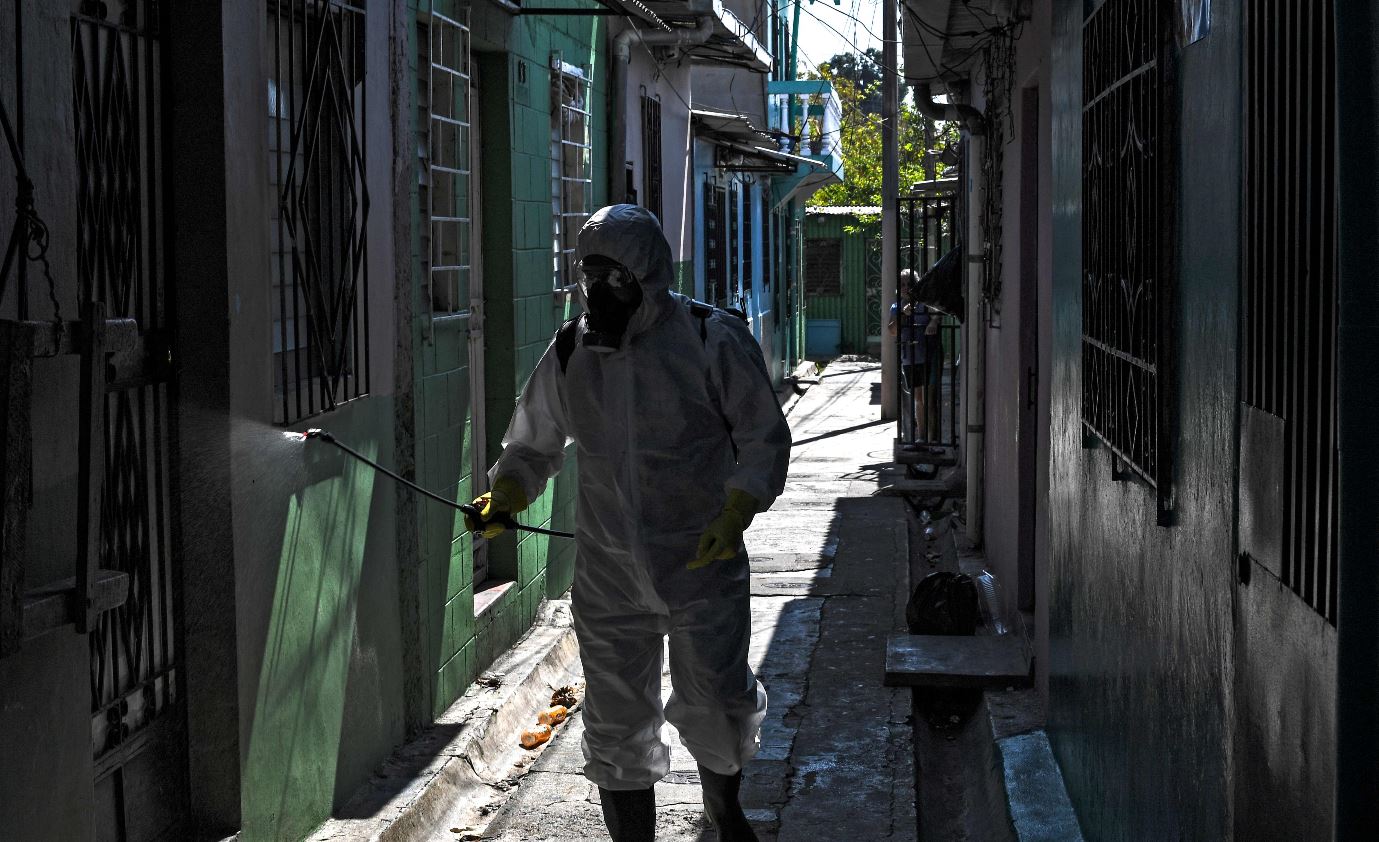 Autoridades mantienen controles sanitarios en El Salvador para prevenir la llegada del coronavirus.