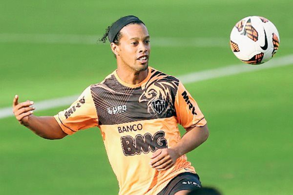Ronaldinho: justicia paraguaya ordena arresto del exfutbolista brasileño por falsificar pasaporte