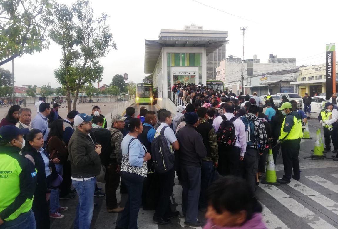 Coronavirus: Aglomeración de pasajeros y largas filas para esperar el transporte público por medida de prevención