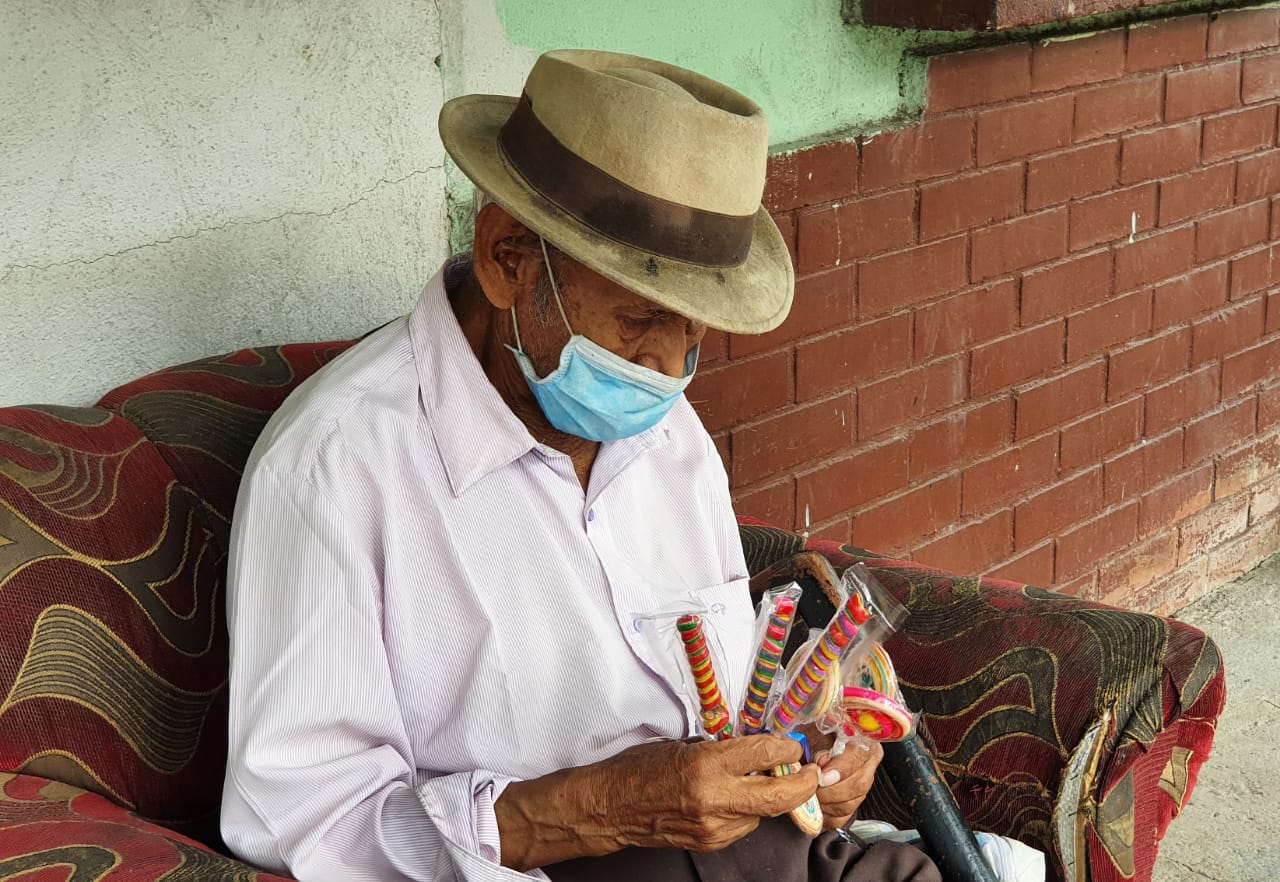Don Pedro Ajpacajá vende paletas para ganarse la vida