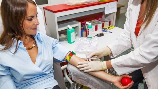  Uno de los tratamientos aún en estudio utiliza plasma sanguíneo con anticuerpos donado por otras personas para fortalecer el sistema inmunológico de pacientes enfermos. (Foto Guatevisión: Getty Images)