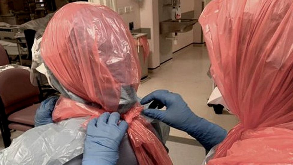 Coronavirus: “Nos tenemos que poner bolsas de basura en la cabeza”: el testimonio de una médica que atiende a los pacientes más graves de covid-19 en Reino Unido