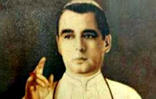 Antonio José Hurtado salía durante las celebraciones de Navidad a dar bendiciones vestido con la sotana blanca que identifica al sumo pontífice romano. (Foto Guatevisión: Alcaldía de Barbosa)