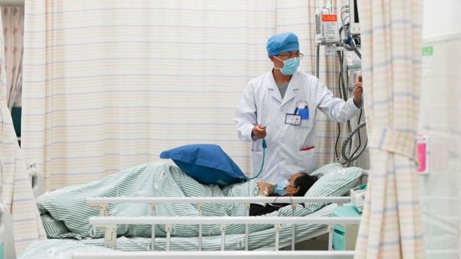 El paciente, cuya identidad no fue revelada, fue hospitalizado tras dos días de tos y fiebre, pero sus perspectivas no eran muy prometedoras. (Foto Guatevisión: Getty Images)