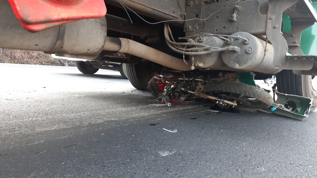 Camión pierde el control y causa accidente a pocos metros del paso a desnivel de San Cristóbal