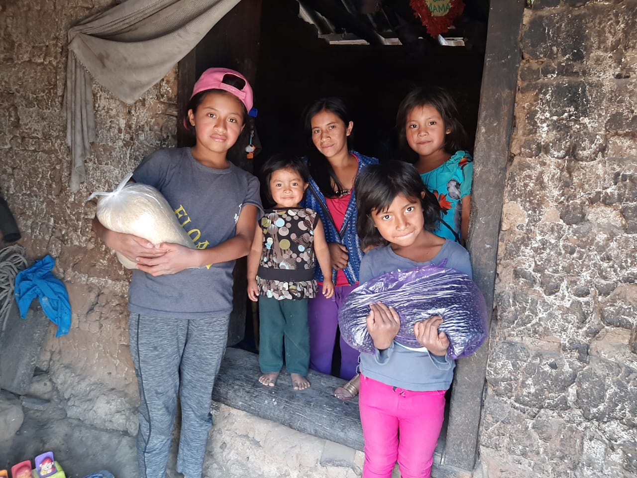 Exalumnos de tres colegios recolectan arroz y frijol para familias que sufren escasez