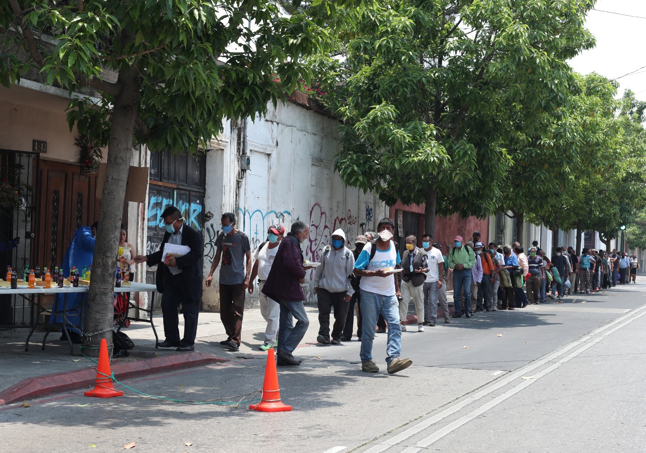 Solidaridad en tiempos del coronavirus: familia regala comida a personas con necesidad