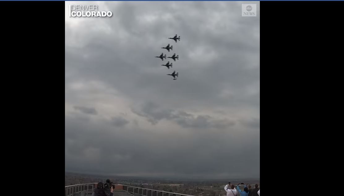 Video: el homenaje de la Fuerza Aérea de Estados Unidos a los trabajadores de la salud que enfrentan el coronavirus