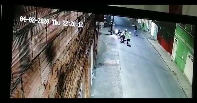 Video: hombre que infringía la cuarentena se enfrenta a balazos con la Policía en Colombia
