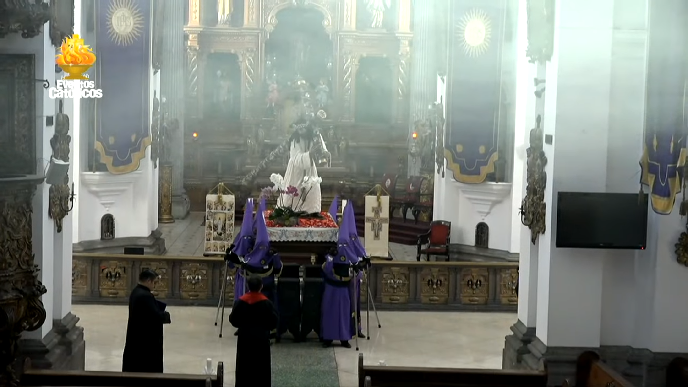 En medio de la soledad se celebran viacrucis en templos en este Viernes Santo