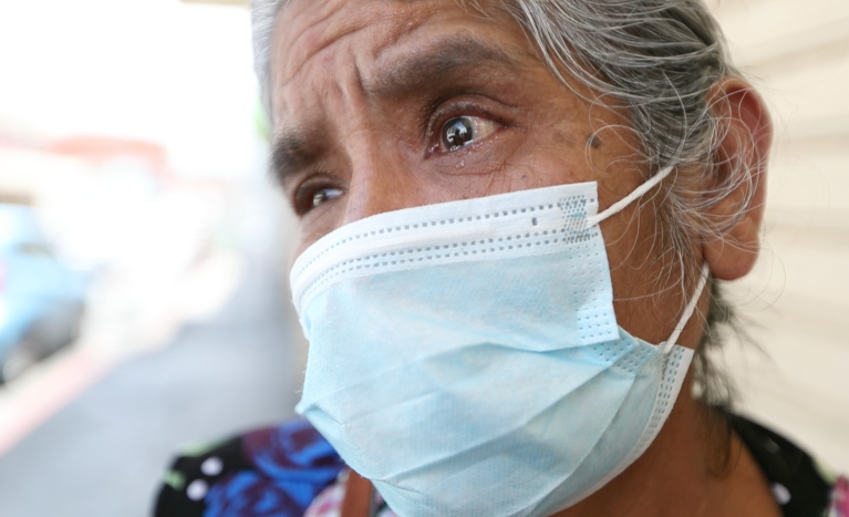 Coronavirus: Son mayores de 60 años, pero la necesidad los obliga a romper las prohibiciones