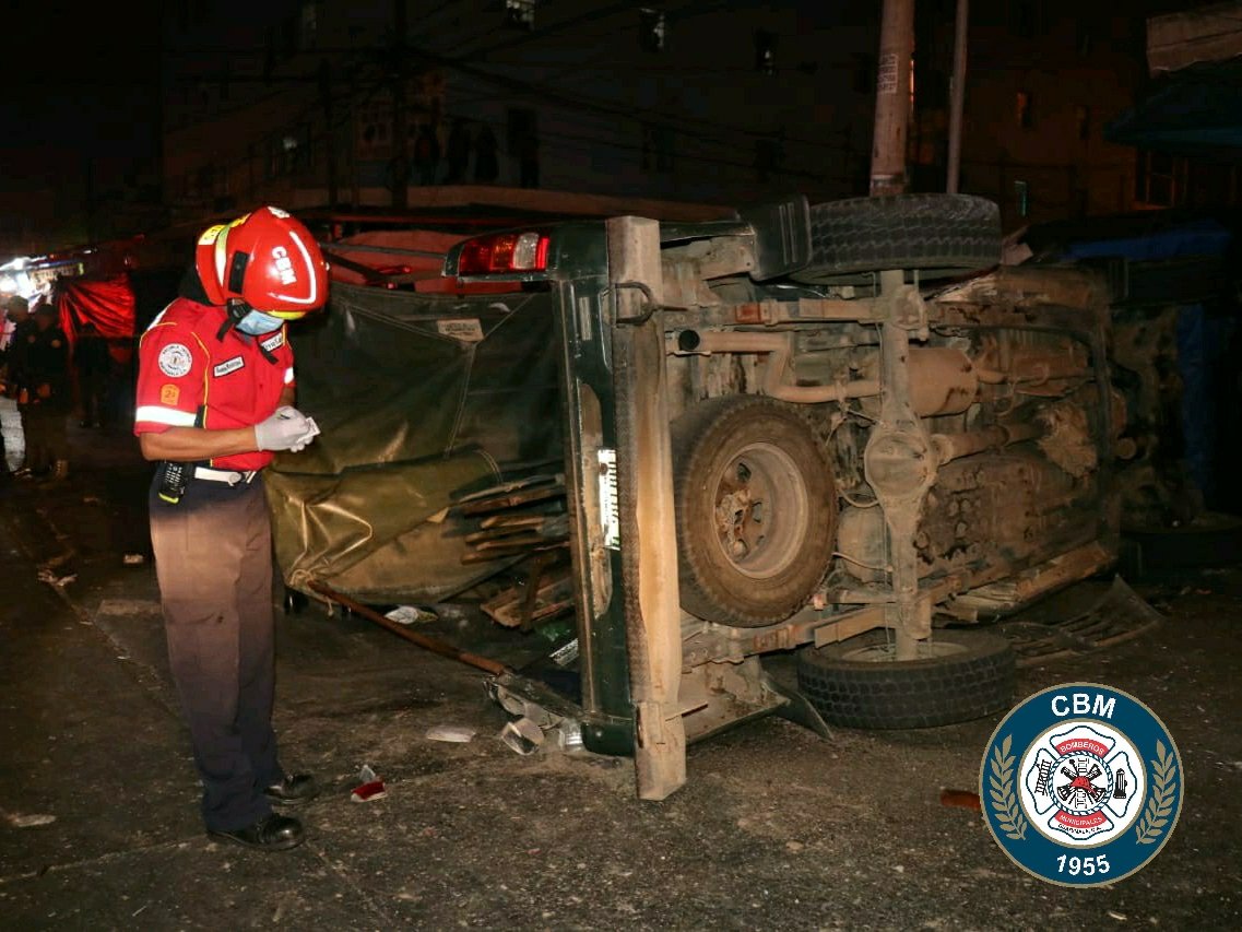 Un soldado muere y tres resultan heridos en accidente de picop militar en la zona 9