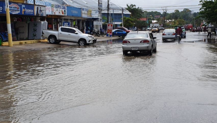 Acumulación de basura en drenajes causa inundación en Puerto Barrios