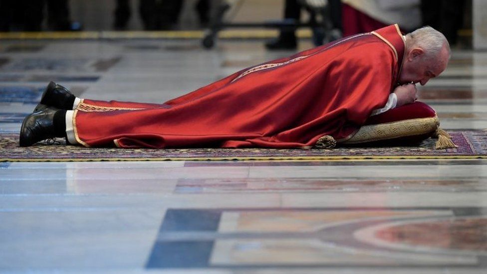 El papa Francisco, líder de la Iglesia católica, celebró una Semana Santa atípica en medio del brote del coronavirus. Así tuvo que celebrar el Viernes de Pasión sin público.