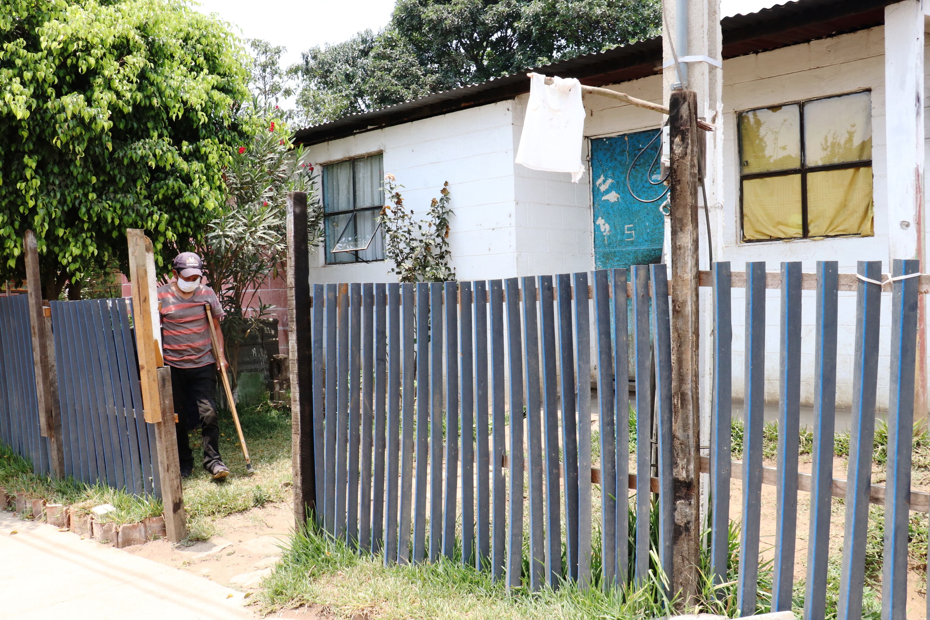 Vecinos de El Tejar colocan banderas blancas frente a sus casas para pedir ayuda