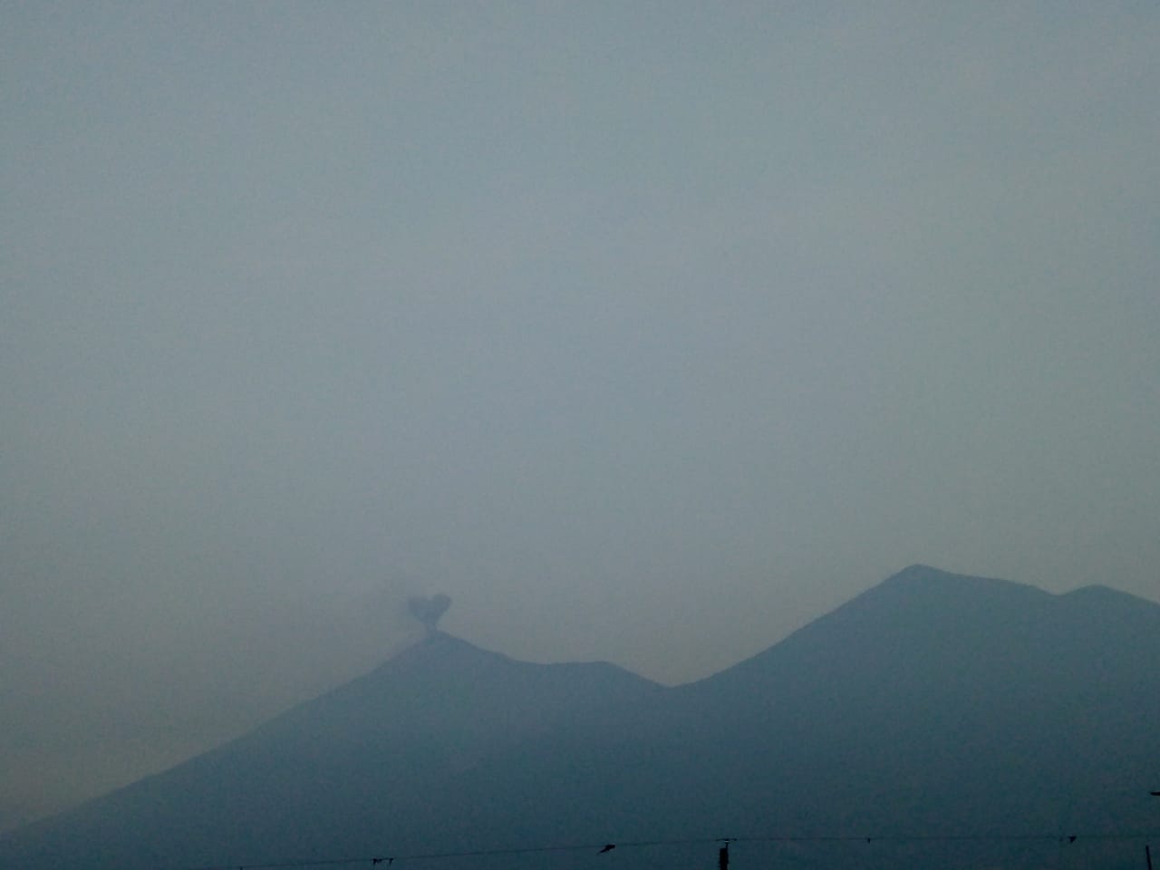Volcán de Fuego registra actividad eruptiva