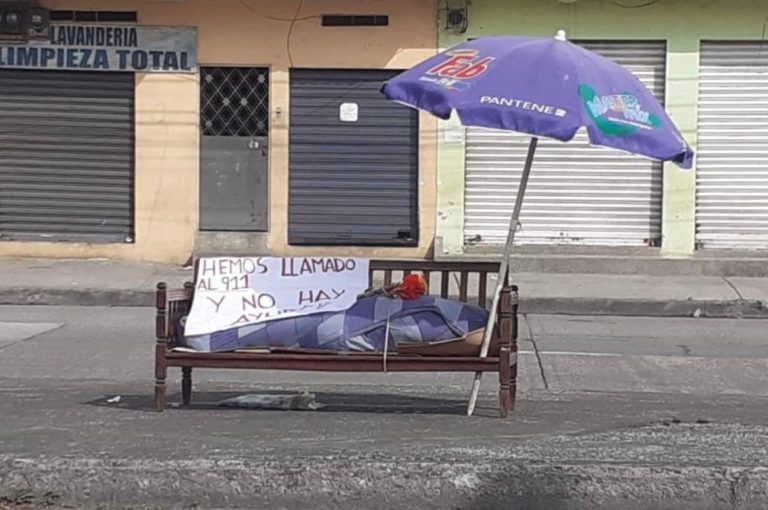 Hombre sacó a la calle a su madre muerta con&hellip;