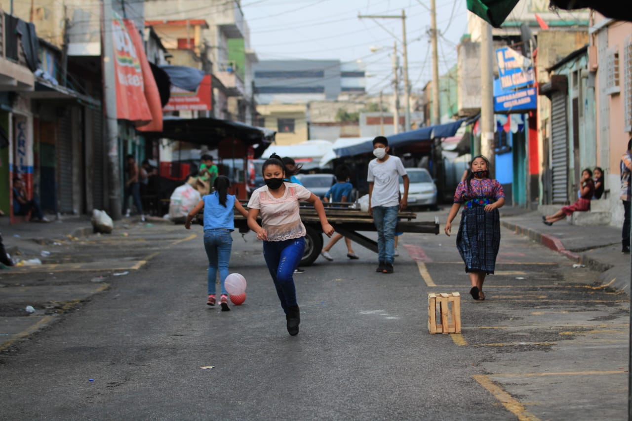 Niños juegan pelota en el mercado Guarda. (Foto: Byron García)