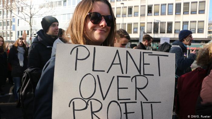 Mujer en protesta por el planeta