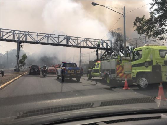 Incendio en Periférico crea alarma y afecta circulación de vehículos