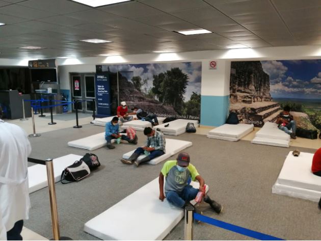 Agente de seguridad de aeronáutica dio positivo de coronavirus y cuestionan condiciones de deportados en aeropuerto