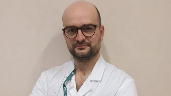 Médico de Italia que cubre la emergencia por el coronavirus.