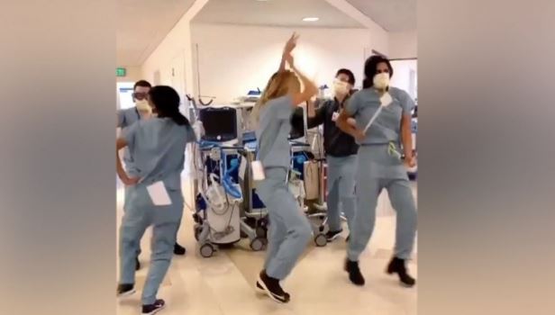 Médicos celebran bailando cada vez que un paciente se cura del coronavirus