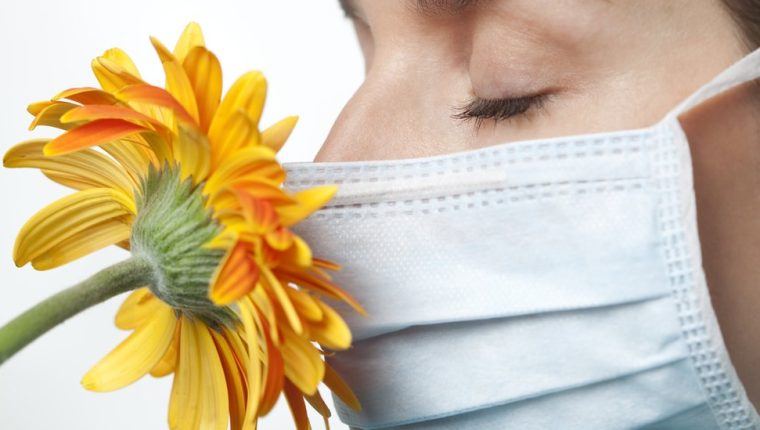 Mujer con mascarilla
