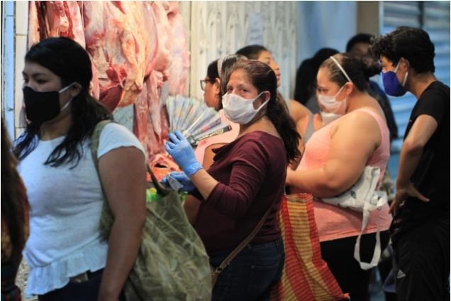 Gobierno comienza entrega de mascarillas en los principales mercados capitalinos