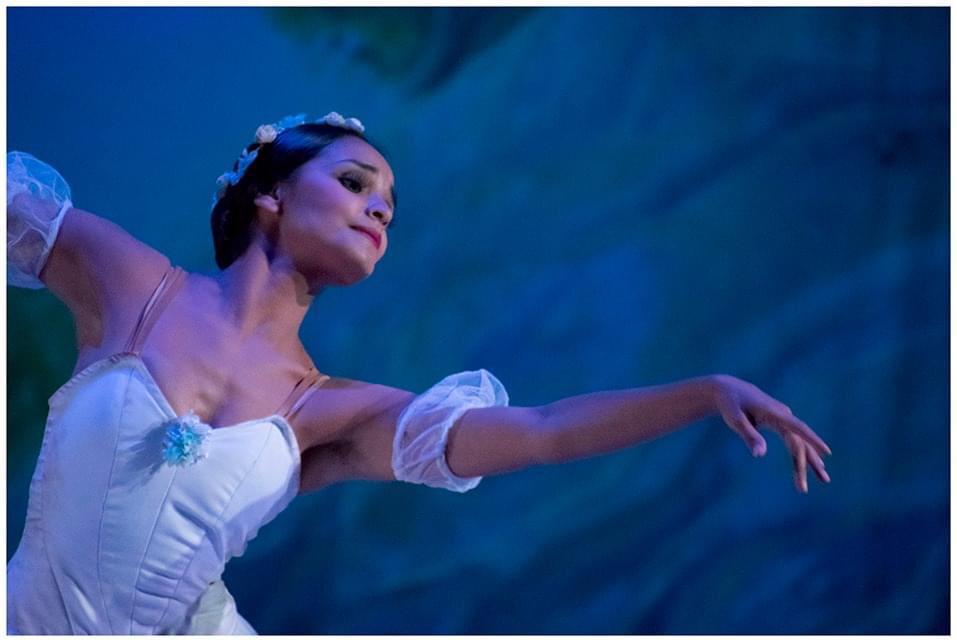 Bailarina de ballet se adapta al confinamiento para no perder la disciplina