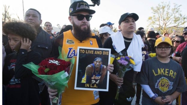 Los fanáticos de Los Angeles Lakers lamentaron la muerte de una de las grandes leyendas de su equipo. (Foto Guatevisión: Agence France-Presse)