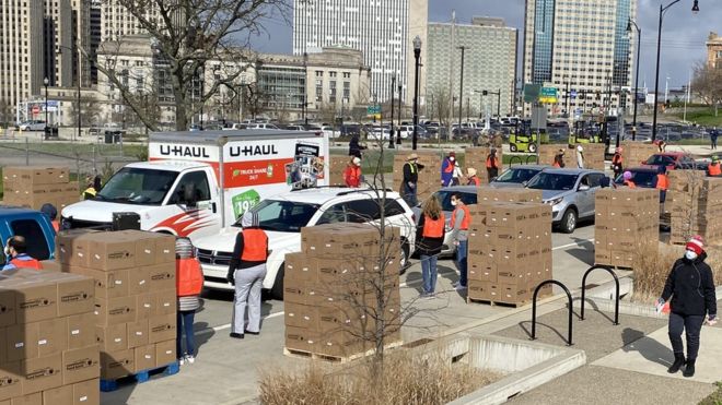 En las ciudades más grandes, el reparto de alimentos se ha tenido que organizar con distintos puntos de parada. (Foto Guatevisión: Greater Pittsburgh Community Food Bank)