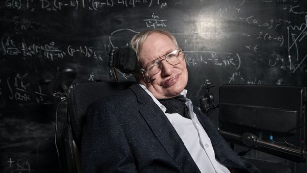  El reconocido profesor Stephen Hawking, quien falleció en 2018, desarrolló el teorema "sin pelo" de los agujeros negros. (Foto Guatevisión: BBC News Mundo)