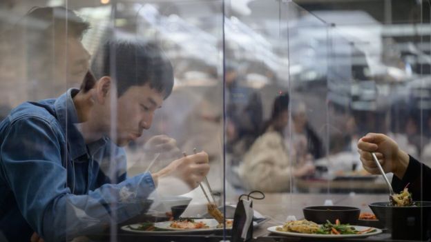  El almuerzo ya no es un momento para socializar y ponerse al día con amigos del trabajo en Corea del Sur. Algunas empresas, como Hyundai, han colocado mamparas protectoras y se han introducido pausas de almuerzo escalonadas para mantener a las personas separadas. (Foto Guatevisión: Getty Images)