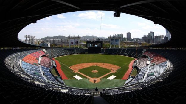  Los partidos de béisbol volverán a jugarse, aunque sin público en los estadios. (Foto Guatevisión: Getty Images)