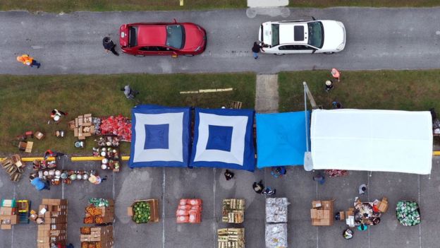  Los propios bancos de alimentos se encuentran en una situación complicada para abordar la crisis, ante el aumento de la demanda y la reducción de las donaciones de supermercados y restaurantes. (Foto Guatevisión: Getty Images)