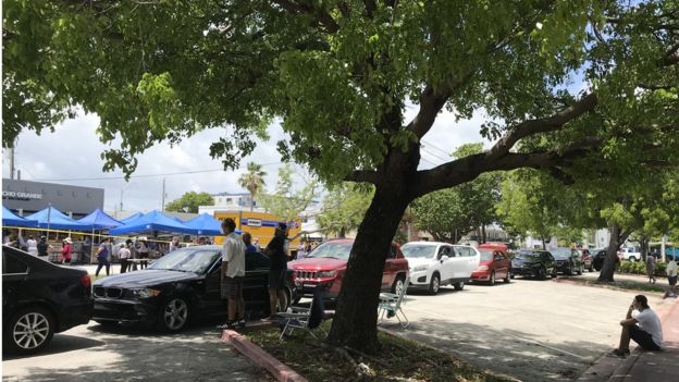  Cientos de personas acudieron el miércoles 29 de abril a un reparto gratuito de alimentos en Miami Beach. (Foto Guatevisión: BBC Mundo)