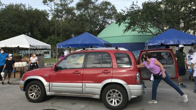  Los conductores no tienen que bajarse del auto ni cumplir ningún requisito especial. (Foto Guatevisión: BBC Mundo)