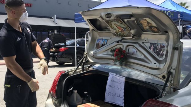  El conductor de este auto emocionó a los voluntarios con un cartel de agradecimiento en el maletero. (Foto Guatevisión: BBC Mundo)