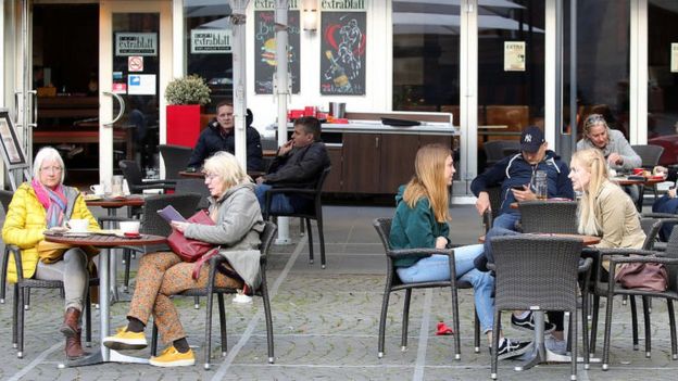 Con la relajación de la cuarentena, algunos cafés y restaurantes han comenzado a abrir sus puertas. (Foto Guatevisión: Getty Images)