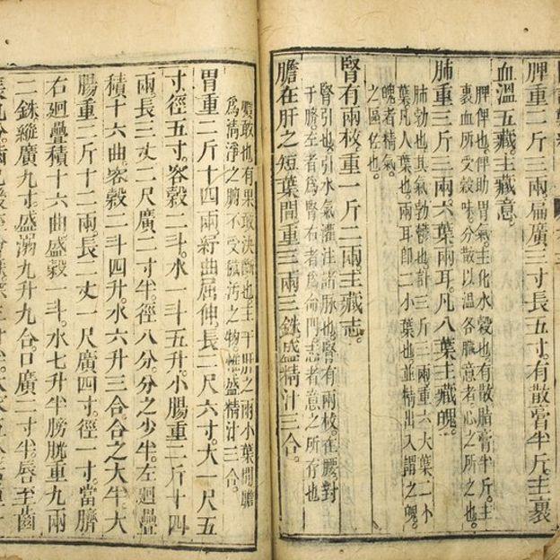 La cultura china trascendió sus fronteras y tuvo un impacto no sólo en sus países vecinos sino en otras regiones. En esta foto se observa un libro de medicina tradicional antiguo. (Foto Guatevisión: Getty Images)