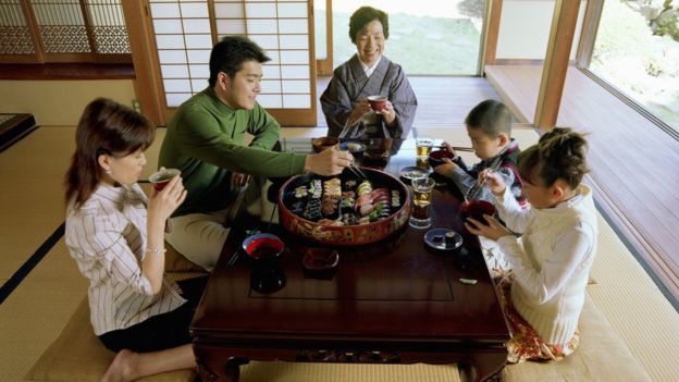 En Japón, la arquitectura de las viviendas también ha sido determinante para que muchas familias sigan con las tradiciones de sus antepasados. (Foto Guatevisión: Getty Images)