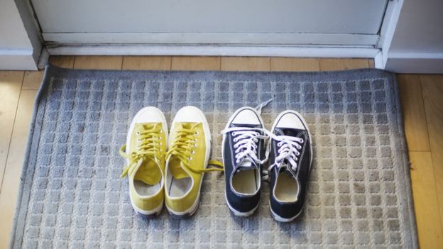 Margarita Gokun Silver cuenta que en la URSS, donde ella creció, se acostumbraba a quitarse los zapatos antes de entrar en la casa. La tradición sigue vigente en muchos hogares rusos. (Foto Guatevisión: Getty Images)