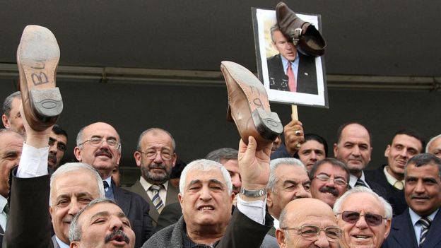En 2008, manifestantes en Jordania le expresaron sus solidaridad al periodista Muntazer al-Zaidi, que le arrojó un zapato al entonces presidente de EE.UU. George W. Bush. (Foto Guatevisión: Getty Images)