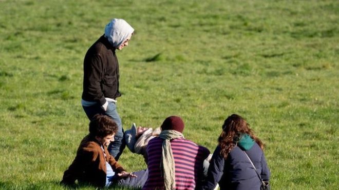 En Inglaterra, ahora está permitido ir al parque, aunque no se esté haciendo ejercicio. No obstante, las personas que no viven en la misma casa deben mantener una distancia de dos metros entre sí. (Foto Guatevisión: Getty Images)